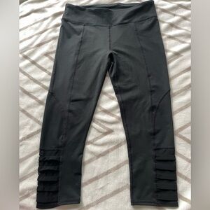 VGUC Fabletics Women’s Black Capri Tights Leggings w/ Mesh Detail Size Medium M
